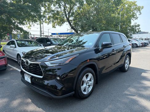 Used 2024 Toyota Highlander LE AWD/4WD image 2