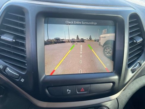 Used 2017 Jeep Cherokee Latitude w/ Safety/Convenience Group AWD/4WD image 12