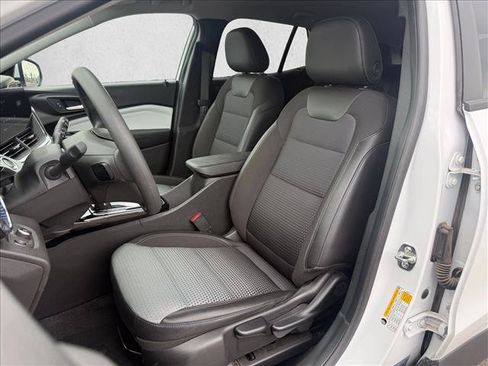 Used 2025 Chevrolet Trax LT FWD image 11