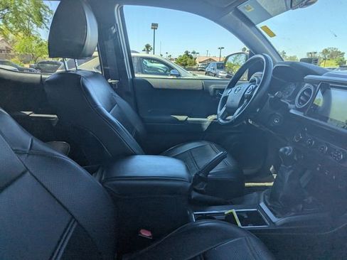 Used 2018 Toyota Tacoma TRD Sport image 9