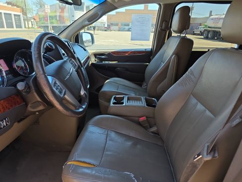 Used 2013 Chrysler Town & Country Touring FWD image 2