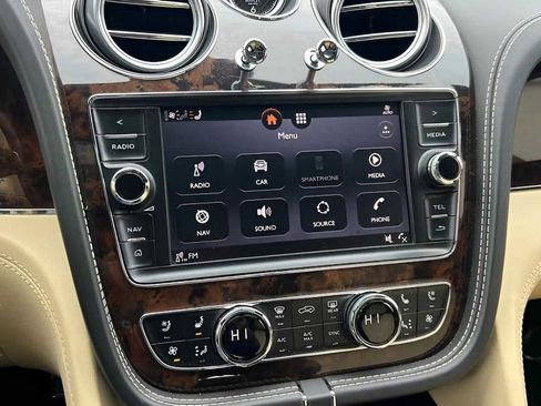 Used 2017 Bentley Bentayga image 22