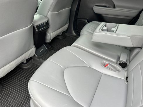 Used 2022 Toyota Highlander XLE image 12