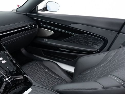 Used 2024 Aston Martin DB12 Convertible image 31