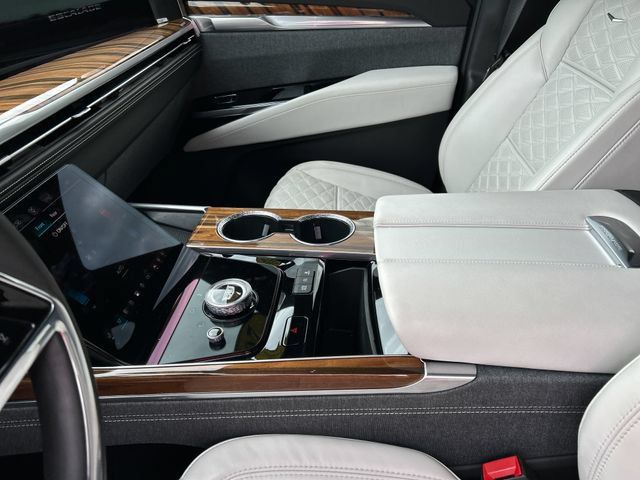Used 2025 Cadillac Escalade Sport Platinum w/ LPO, Floor Liner Package AWD/4WD image 44