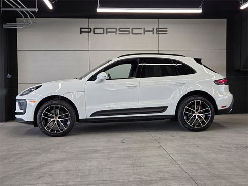 Used 2026 Porsche Macan image 2