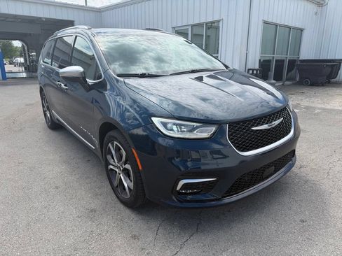 Used 2023 Chrysler Pacifica Pinnacle AWD/4WD image 2