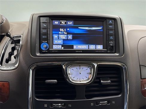 Used 2014 Chrysler Town & Country Touring image 19