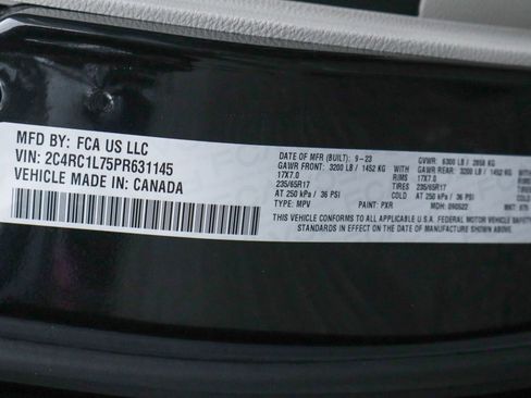 Used 2023 Chrysler Pacifica Touring-L image 49