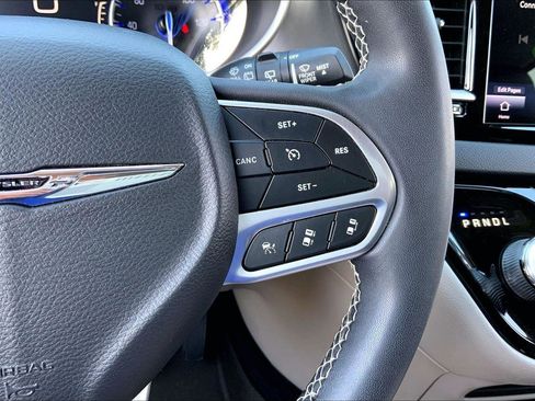 Used 2022 Chrysler Pacifica Touring-L FWD image 18