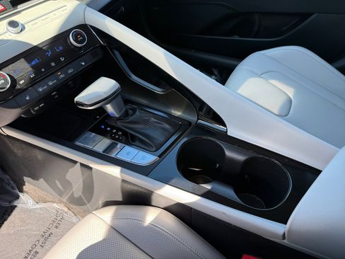 Certified 2025 Hyundai Elantra Limited image 13