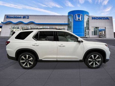 New 2025 Honda Pilot Touring image 8