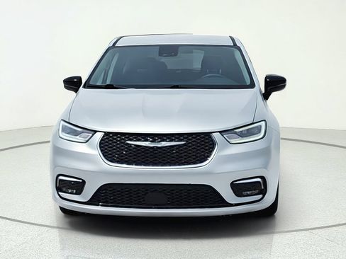Used 2024 Chrysler Pacifica Touring-L FWD image 2