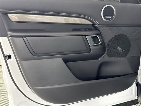 Certified 2025 Land Rover Discovery Metropolitan Edition image 23