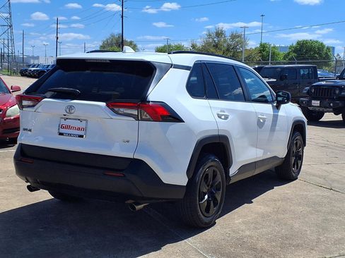 Used 2020 Toyota RAV4 LE FWD image 2