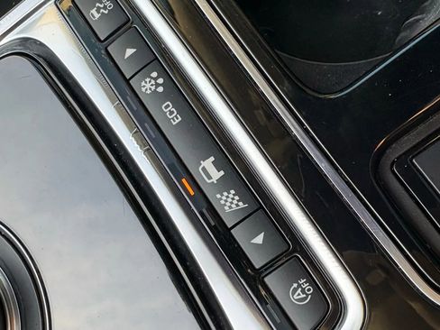 Used 2020 Jaguar F-PACE Premium image 24