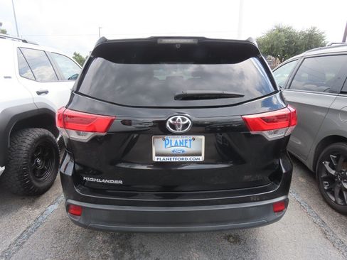 Used 2019 Toyota Highlander LE FWD image 12