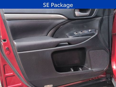 Used 2019 Toyota Highlander SE w/ Carpet Mat Package (TMS) AWD/4WD image 10