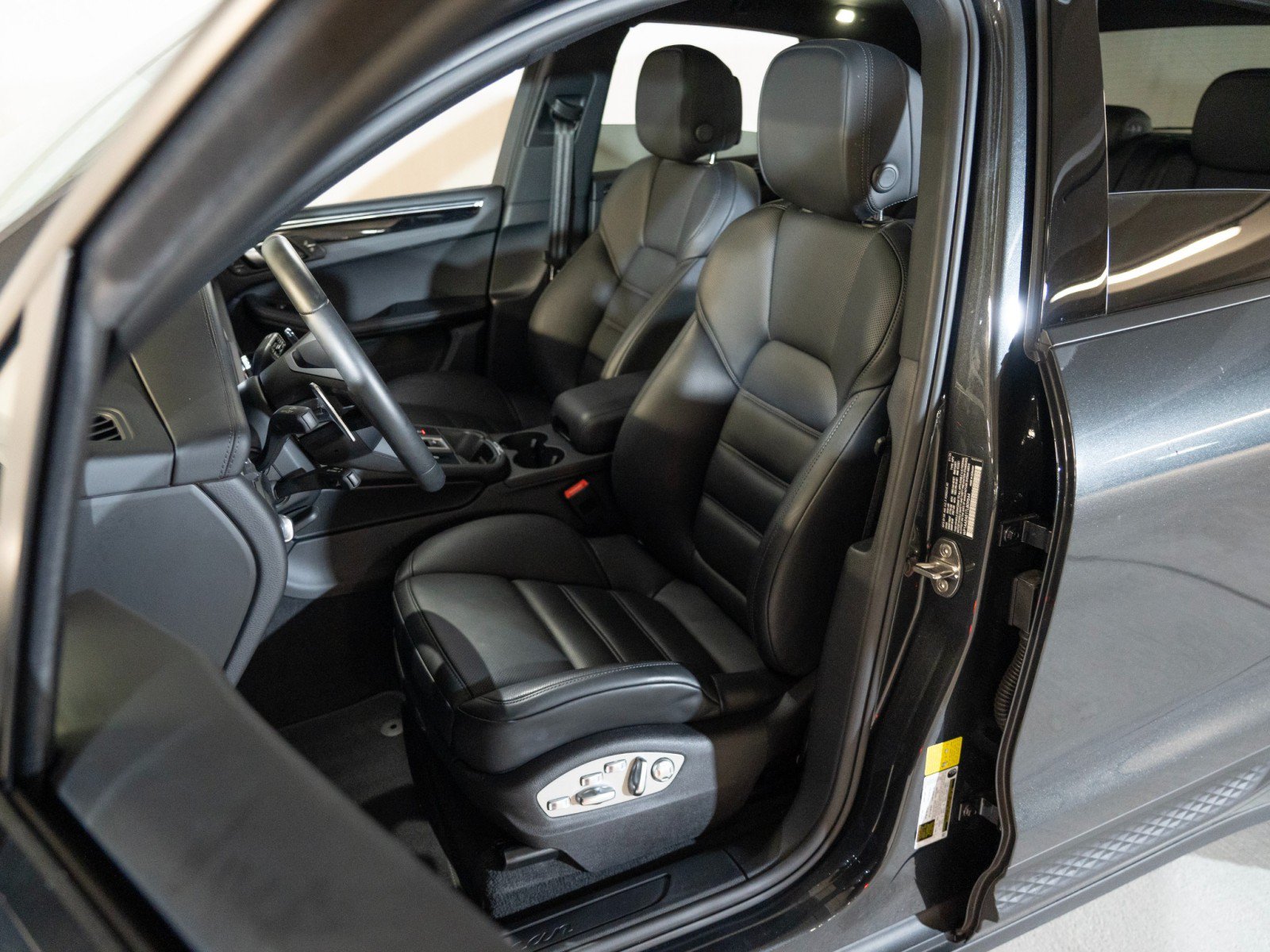 Certified 2026 Porsche Macan AWD/4WD image 5