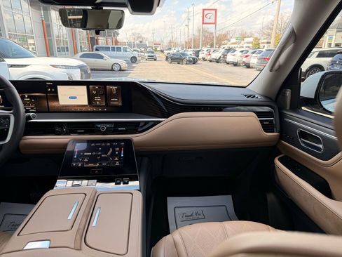 Used 2025 INFINITI QX80 Sensory image 32