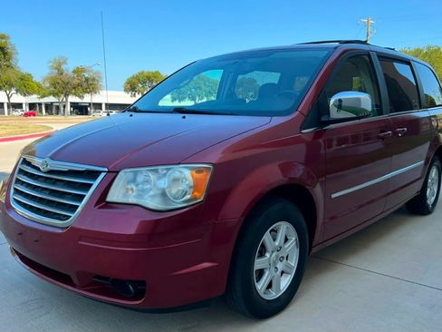 Used 2010 Chrysler Town & Country Touring Plus w/ Safetytec Group FWD image 5