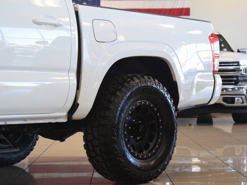 Used 2017 Toyota Tacoma SR AWD/4WD image 17