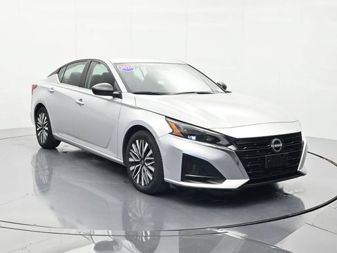 Certified 2024 Nissan Altima 2.5 SV FWD image 3