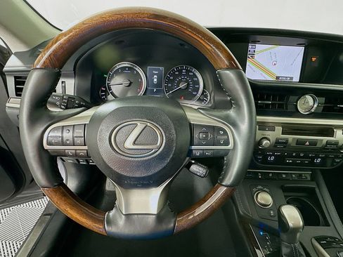 Used 2017 Lexus ES 350 w/ Luxury Package FWD image 11