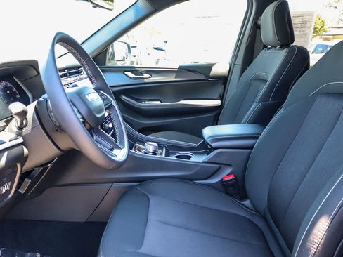 Used 2025 Jeep Grand Cherokee Laredo X RWD image 18