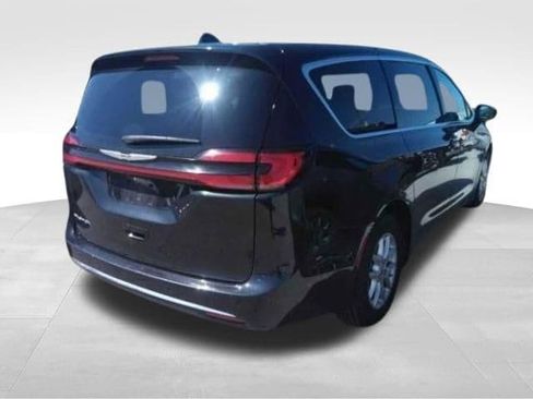 Used 2023 Chrysler Pacifica Touring-L FWD image 3