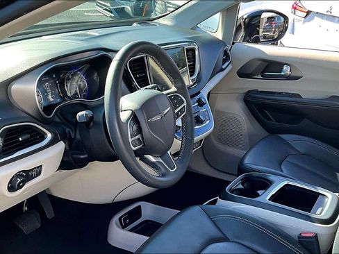 Used 2024 Chrysler Pacifica Touring-L image 15