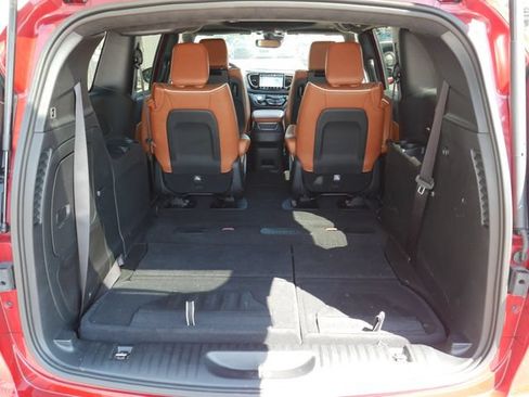 Used 2025 Chrysler Pacifica Pinnacle FWD image 12