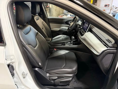 Used 2025 Jeep Compass Limited image 24