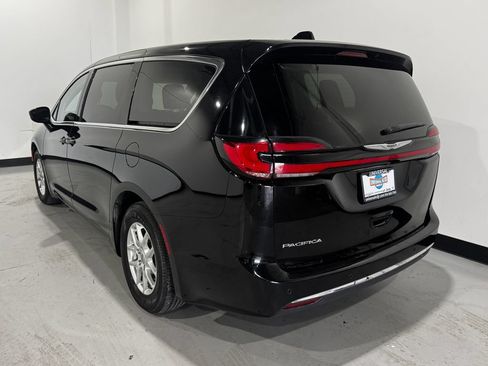 Used 2024 Chrysler Pacifica Touring-L FWD image 37