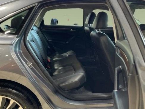 Used 2022 Volkswagen Passat 2.0T image 10