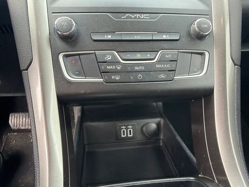 Used 2019 Ford Fusion SE FWD image 14