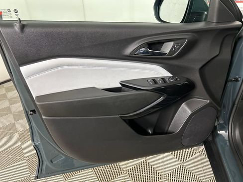 Used 2025 Chevrolet Trax LT FWD image 11