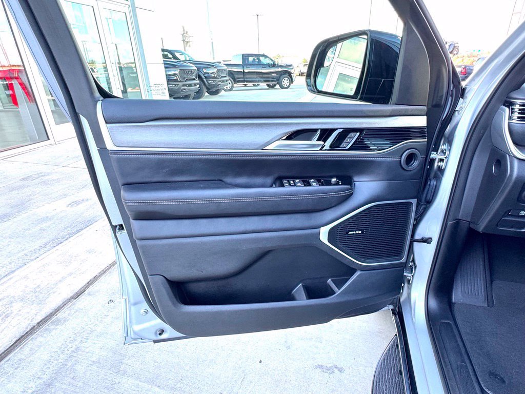 Used 2025 Jeep Wagoneer Series II AWD/4WD image 12