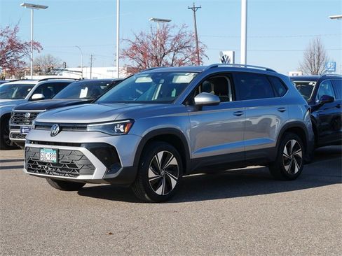 Certified 2025 Volkswagen Taos SE image 3