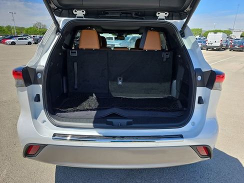 New 2026 Toyota Highlander Platinum image 13