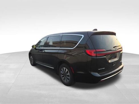 Used 2023 Chrysler Pacifica Limited image 3