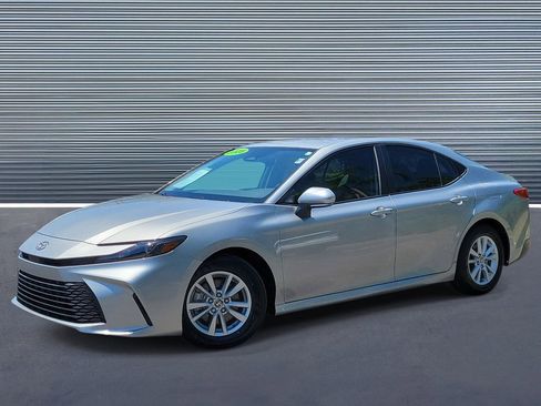 Used 2025 Toyota Camry LE image 1
