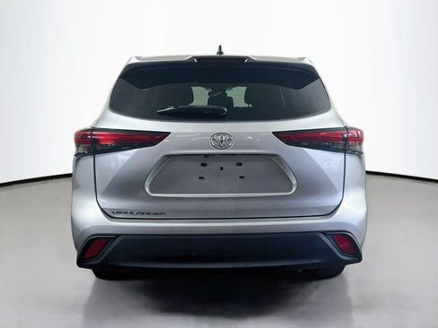 Used 2023 Toyota Highlander L FWD image 8