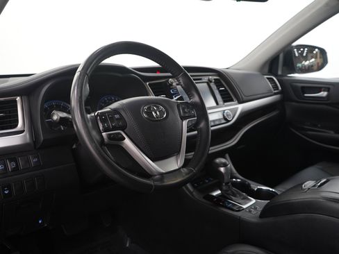 Used 2019 Toyota Highlander XLE AWD/4WD image 25