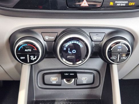 Used 2025 Hyundai Venue SEL FWD image 19