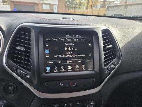 Used 2018 Jeep Cherokee Trailhawk image 16