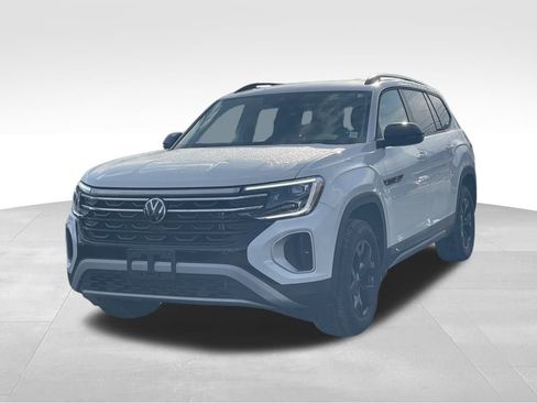 Certified 2025 Volkswagen Atlas Peak Edition SE image 2