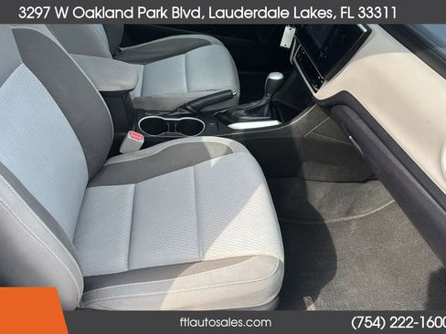 Used 2018 Toyota Corolla LE FWD image 34