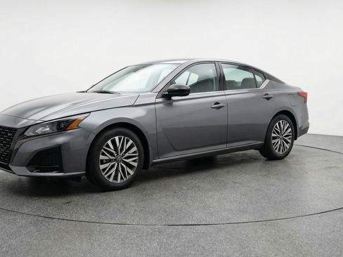 Used 2025 Nissan Altima 2.5 SV FWD image 3