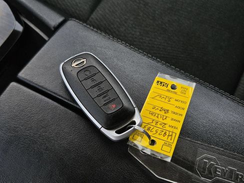 Used 2025 Nissan Rogue SV FWD image 38